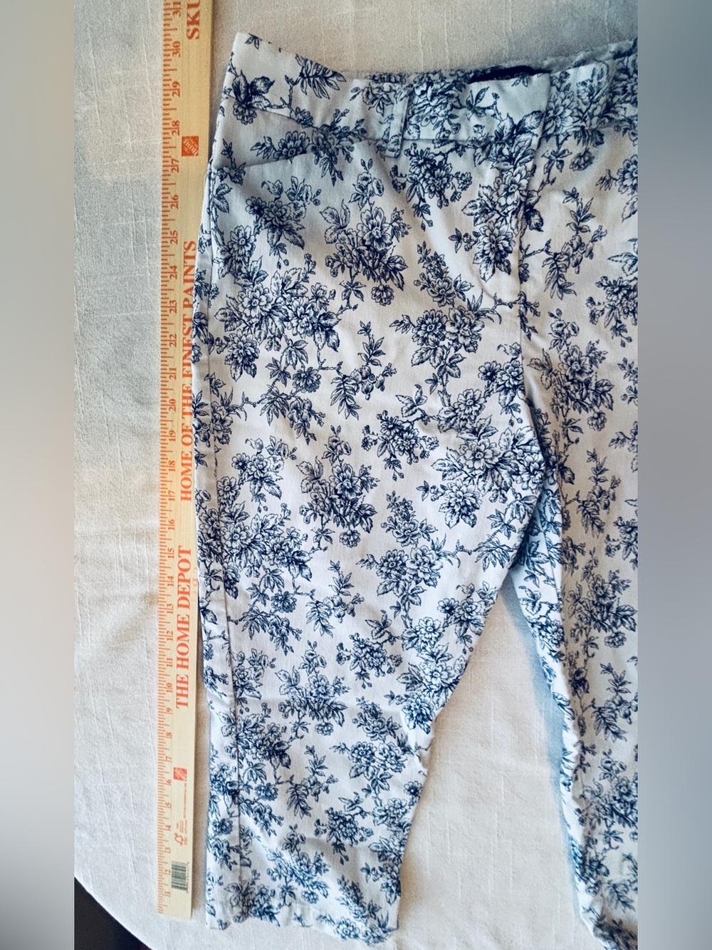 Mario Serrano Floral Blue & White Cropped Pants Women’s Size 12 - Picture 6 of 9